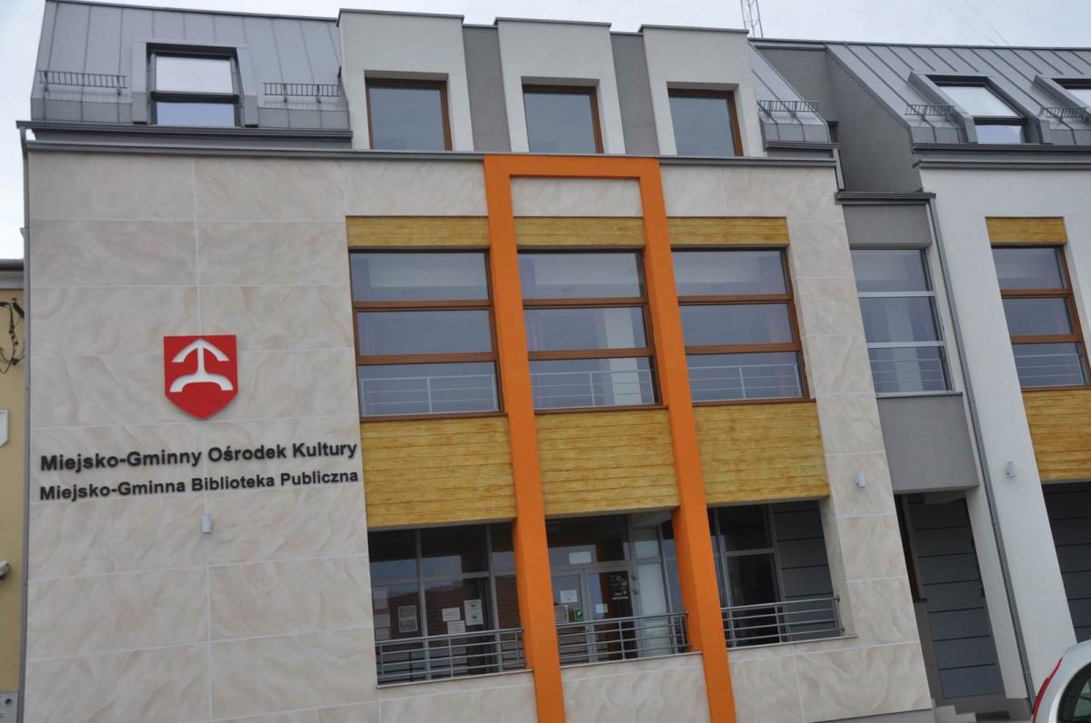 Siedziba biblioteki (na zdjęciu) oraz Urzędu Miasta i Gminy Oleszyce bezpośrednio z sobą sąsiadują.<br/>fot.Paweł Bugira
