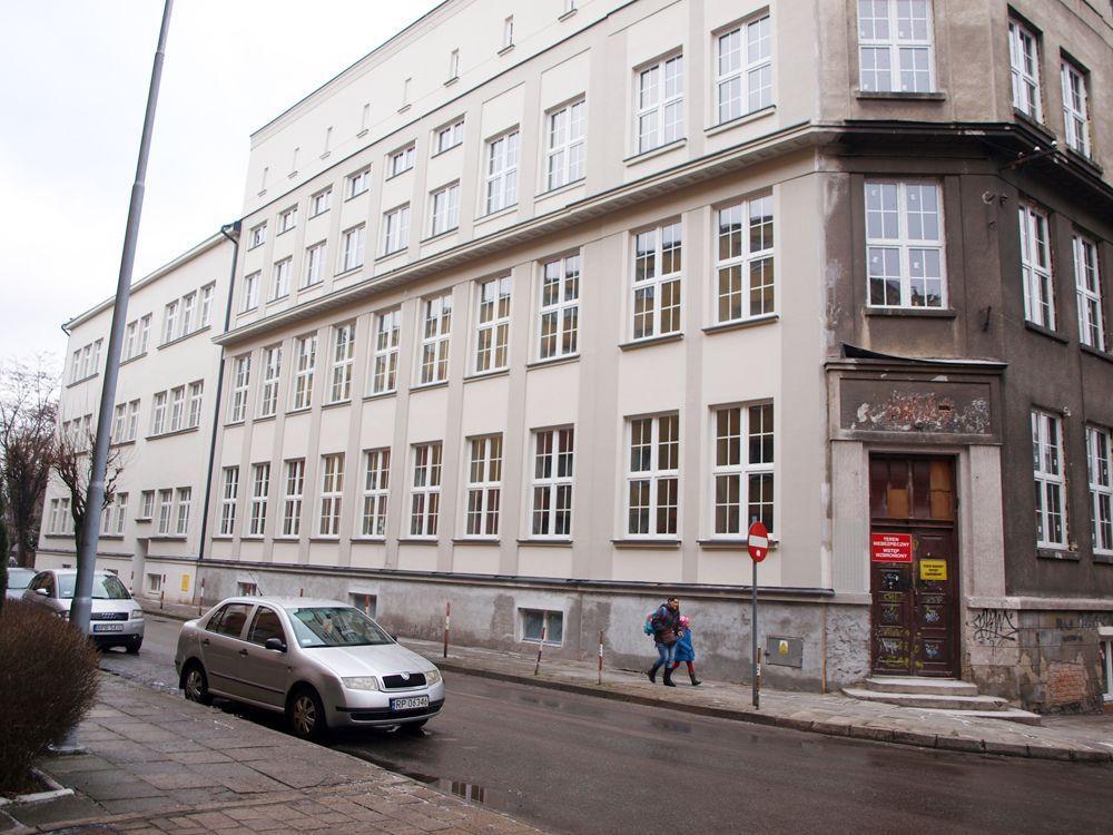Na ukończeniu są prace zewnętrzne w budynku przy ul. Tarnawskiego w Przemyślu. Wyremontowany został dach, stropy, wymienione instalacje.<br/>fot.Mariusz Godos