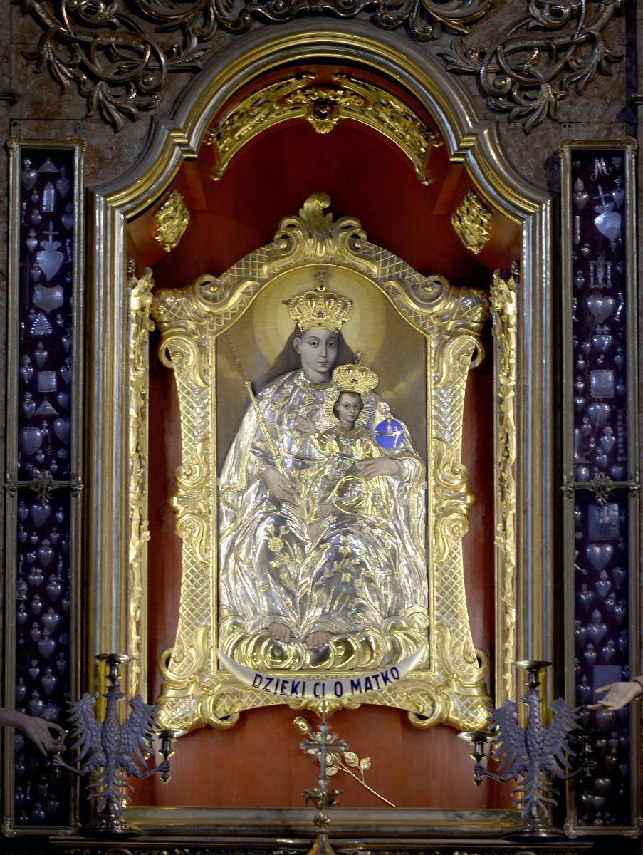 Obraz Matki Bożej namalowany jest na płótnie o wym. 119 cm na 81 cm, jednak srebrno-złota sukienka przedłuża wizerunek i w rzeczywistości długość wynosi 153 cm.<br/>fot.zbiory własne