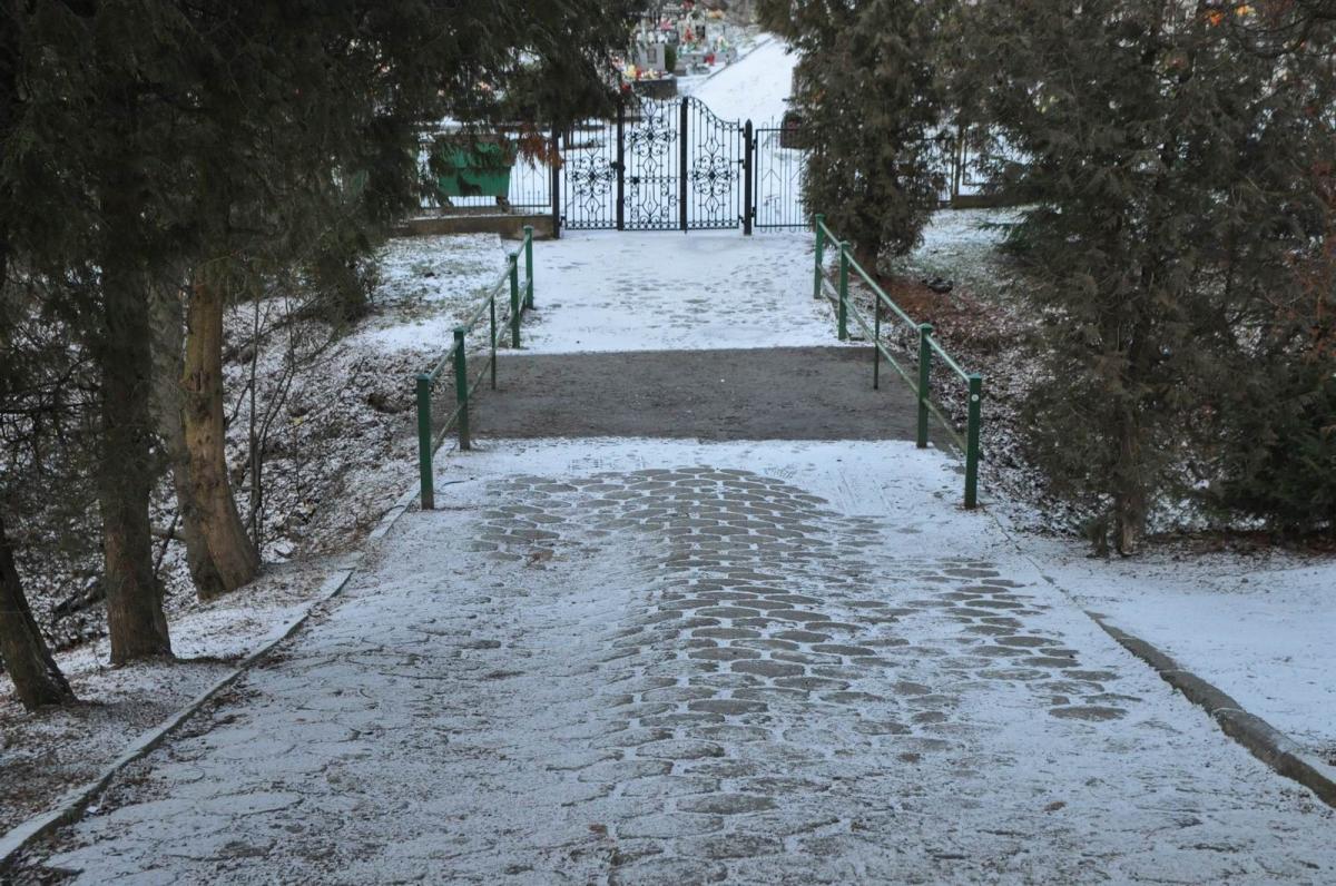 Modernizacji doczeka się dojście do cmentarza komunalnego w Krzywczy.<br/>fot.Paweł Bugira