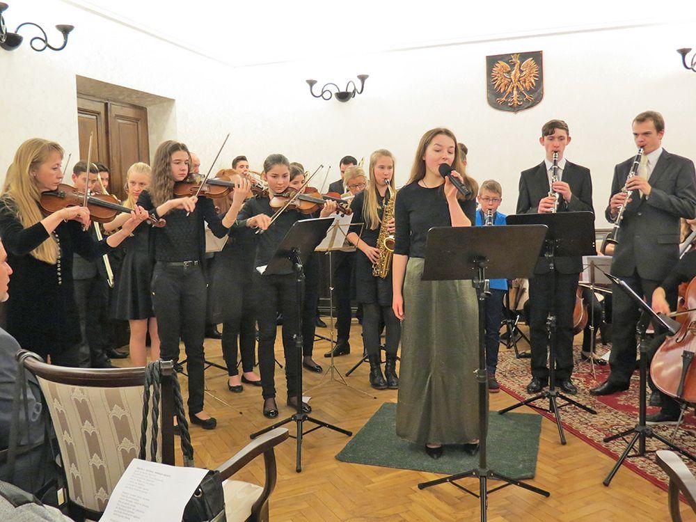 Artyści z przeworskiej Szkoły Muzycznej zaprezentowali znane polskie kolędy. <br/>fot.Barbara Chmura