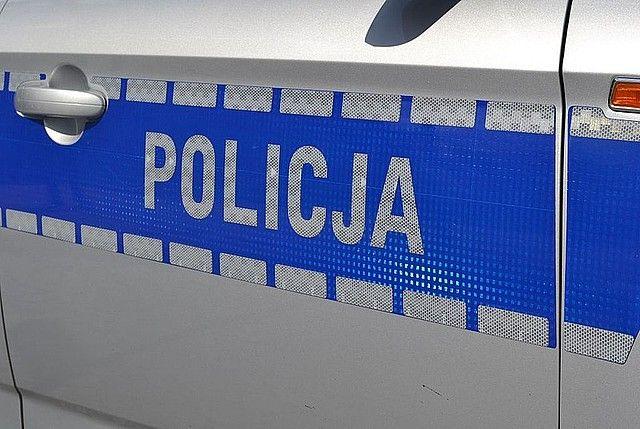 Na miejscu obecny był pracownik odpowiedzialny za utrzymanie znajdującej się tam turbiny wodnej. Zobowiązano go do usunięcia nadmiaru oleju z reduktora. <br/>fot.KPP Jarosław