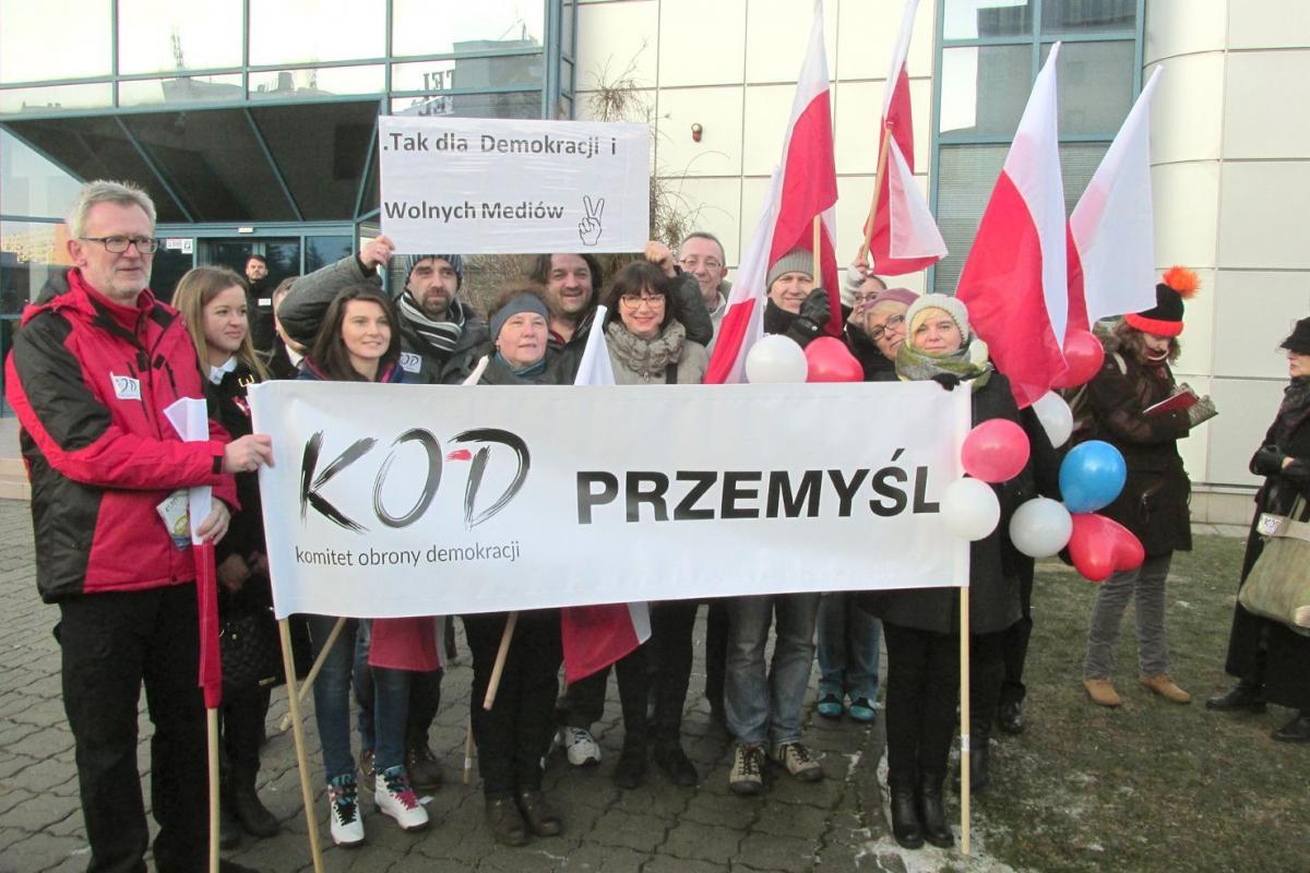Przemyślnie utożsamiający się z ruchem KOD na manifestacji w Rzeszowie. <br/>fot.Jacek Szwic