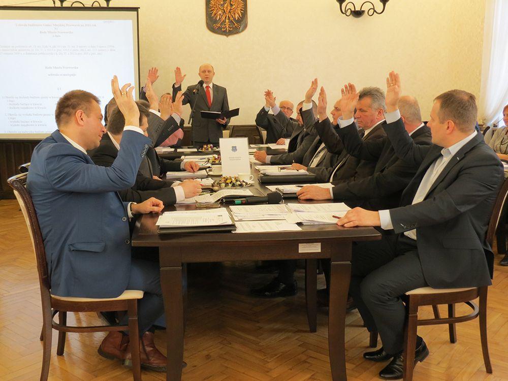 Za przyjęciem uchwały budżetowej zagłosowało 13 radnych, jeden wstrzymał się od głosu.<br/>fot.Barbara Chmura