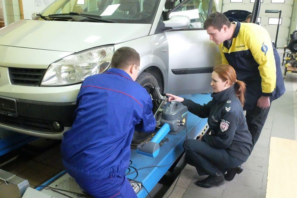 Podczas spotkania uczniowie czwartej klasy o specjalności technik pojazdów samochodowych prezentowali rzecznikowi IC, na czym polega praktyczna nauka diagnostyki.<br/>fot.Jacek Szwic