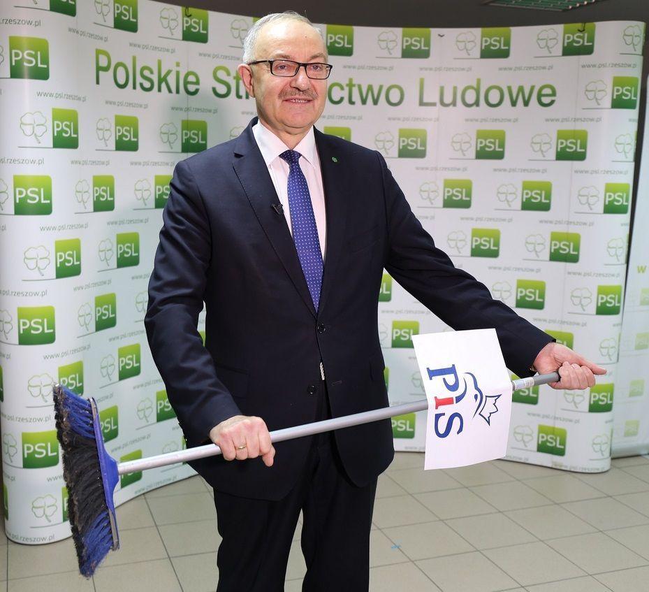 Na konferencję prasową o zmianach w mediach publicznych poseł Mieczysław Kasprzak przyszedł ze szczotką do zamiatania.<br/>fot.ze zbiorów własnych