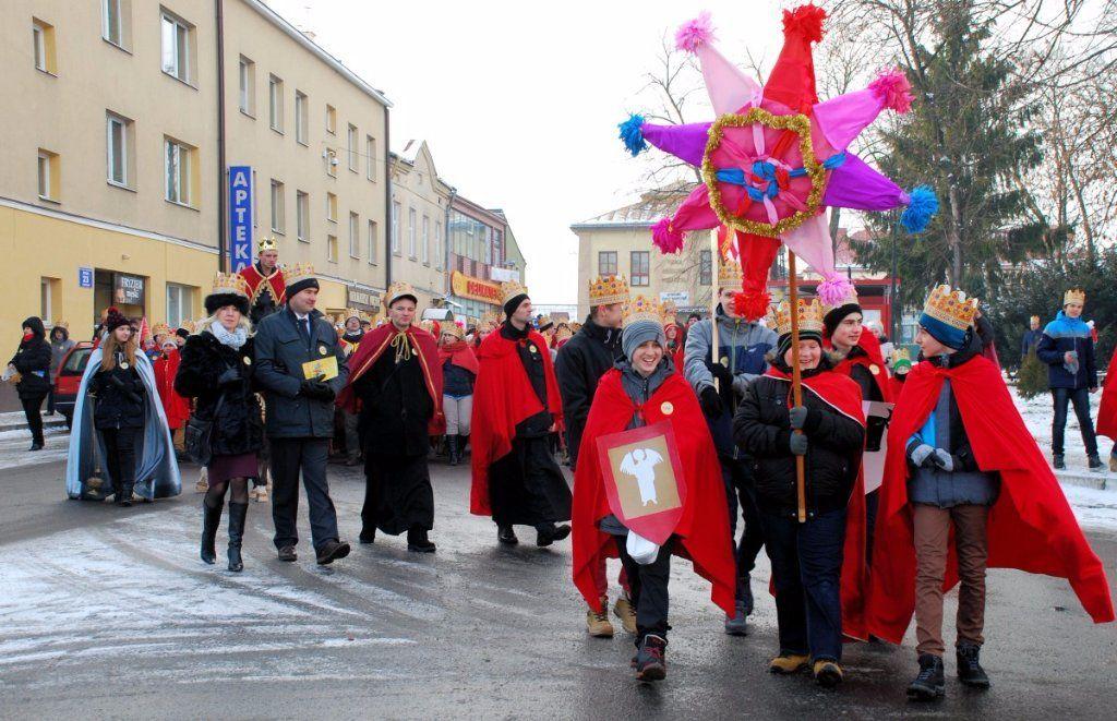 Wszyscy uczestnicy orszaku spotkali się na radymniańskim rynku.<br/>fot.UM Radymno