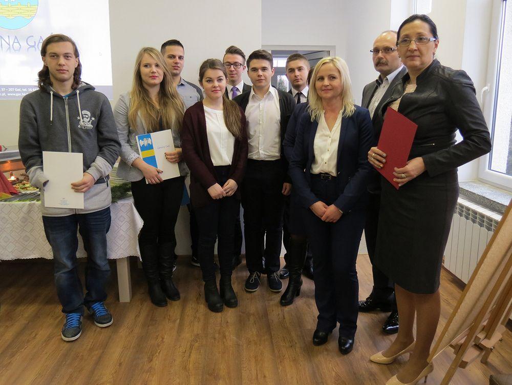 Siedmioro studentów będzie otrzymywało co miesiąc 500 zł. Za dobre wyniki w nauce będą mogli starać się o stypendia w kolejnych latach.<br/>fot.Barbara Chmura