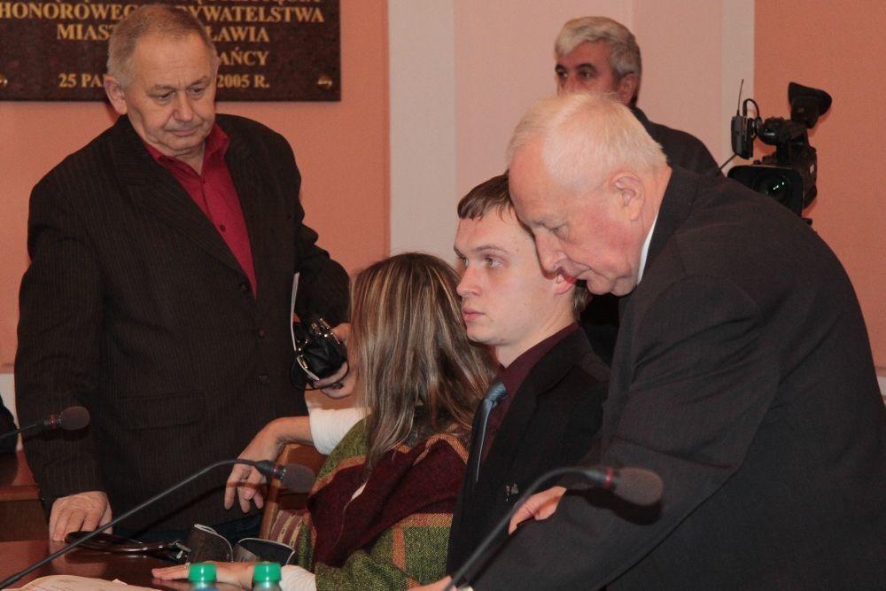 Nadzwyczajne sesje, przekonywania burmistrza i dyskusje radnych nic nie dały. Klub prawicy został przy swoim zdaniu. Na fotografii od lewej radni: Andrzej Pieszko, Bożena Łanowy, Piotr Kozak i Antoni Lotycz.<br/>fot.Roman Kijanka