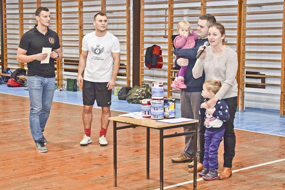 Państwo Angelika i Łukasz nie kryli wzruszenia podczas finału, dziękując wszystkim, którzy przyłączyli się do tegorocznej akcji „Kibic z sercem”.<br/>fot.CKSiR Sokół w Sieniawie