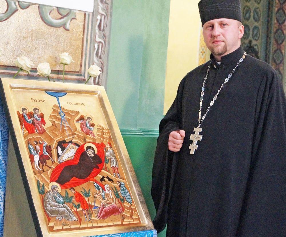 Ks. proboszcz pokazuje Ikonę Bożego Narodzenia będącą symbolicznym znakiem świąt. <br/>fot.Bogusława Pajda