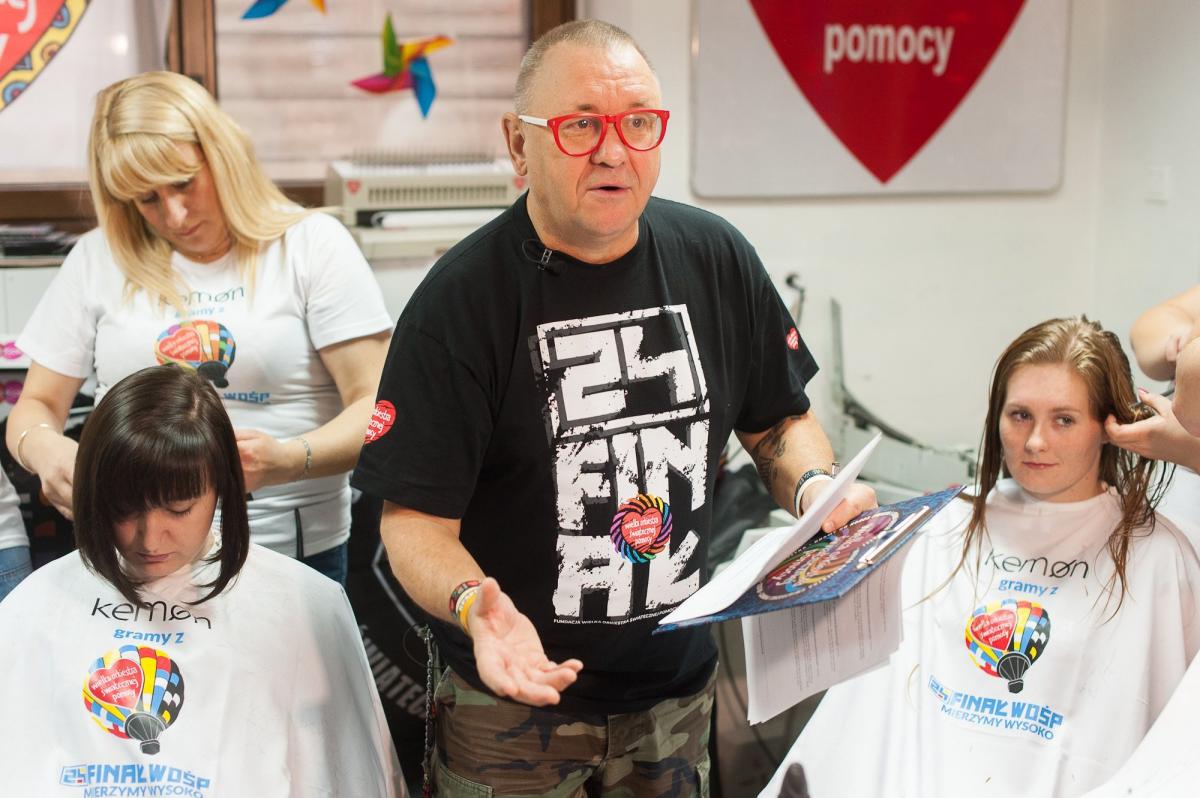 – To niesamowite, że można usiąść w fotelu fryzjerskim, stać się piękniejszym i jednocześnie wspomóc Wielką Orkiestrę Świątecznej Pomocy! – zachęca do wizyty w jednym z dwóch przemyskich zakładów Jurek Owsiak.<br/>fot.materiały organizatora