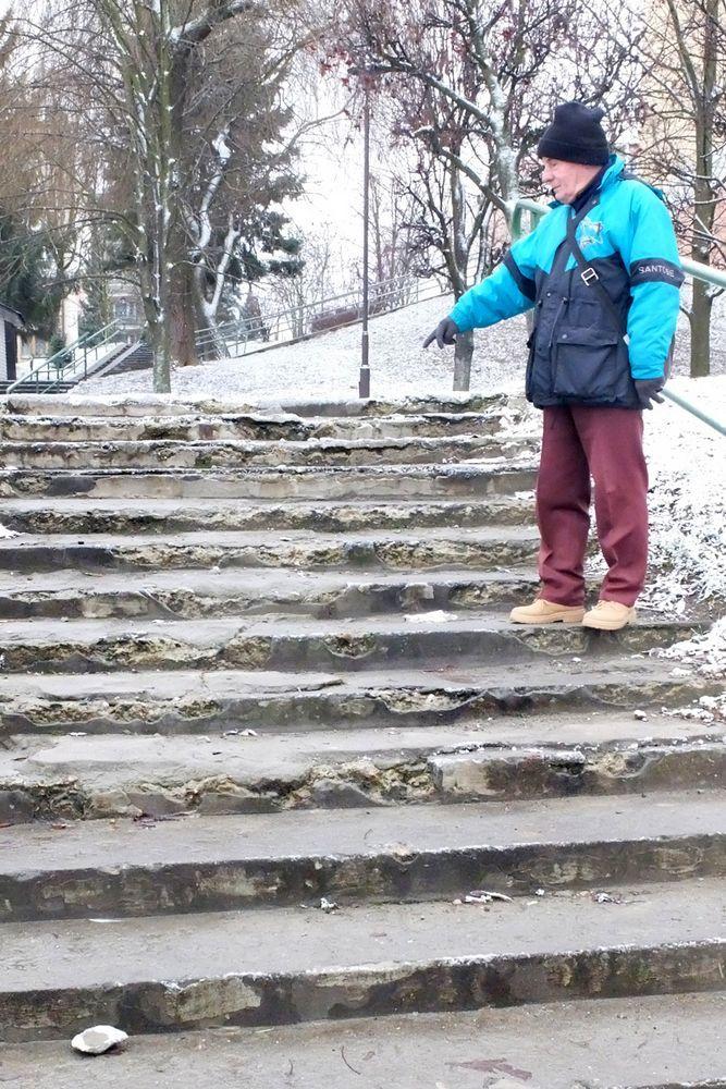 Dla starszych ludzi przejście takimi schodami to duże ryzyko.<br/>fot.Jacek Szwic
