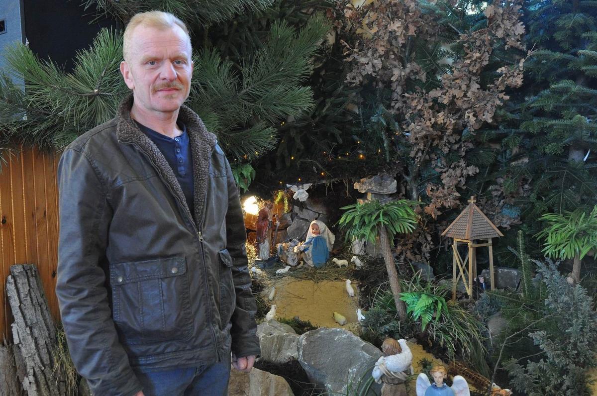 – Cała sceneria powstała z naturalnych elementów. Tylko palmy są sztuczne – mówi autor szopki Witold Moskwa.<br/>fot.Paweł Bugira