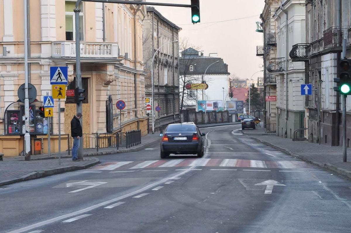 Wielu kierowców nadal lewym pasem jedzie prosto.<br/>fot.Paweł Bugira