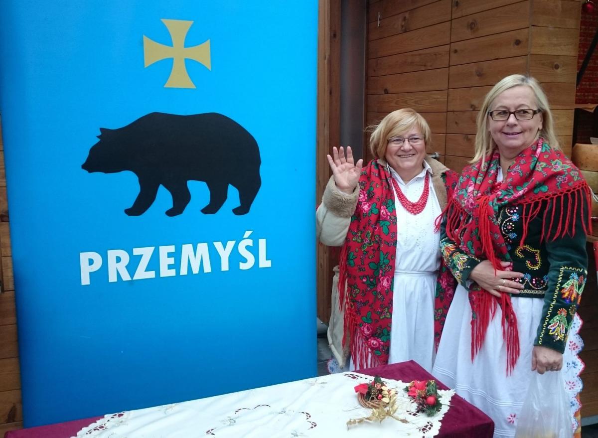 Na specjalnie zorganizowanym stoisku Przemyśla oferowano m.in. ozdoby bożonarodzeniowe.<br/>fot.UM Przemyśl