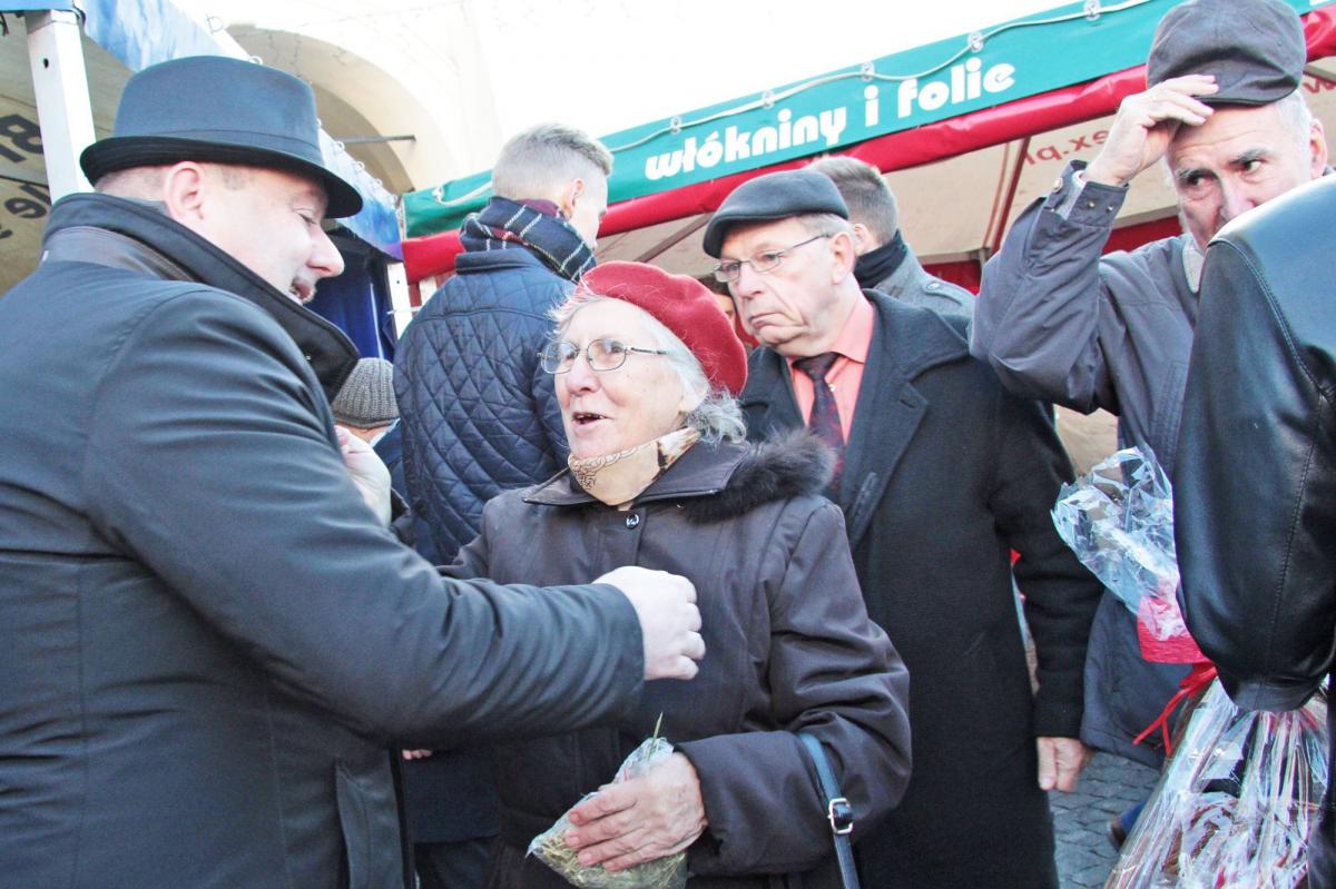 Ci, którzy na spotkanie przyszli, mogli się podzielić z burmistrzem opłatkiem.<br/>fot.Roman Kijanka