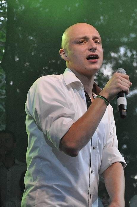 Jakub Kryczyński (1989 – 2015) znany był z występów w Twoim Niebie. Na zdjęciu podczas koncertu z okazji 5-lecia istnienia zespołu w czerwcu 2014 r.<br/>fot.Paweł Bugira