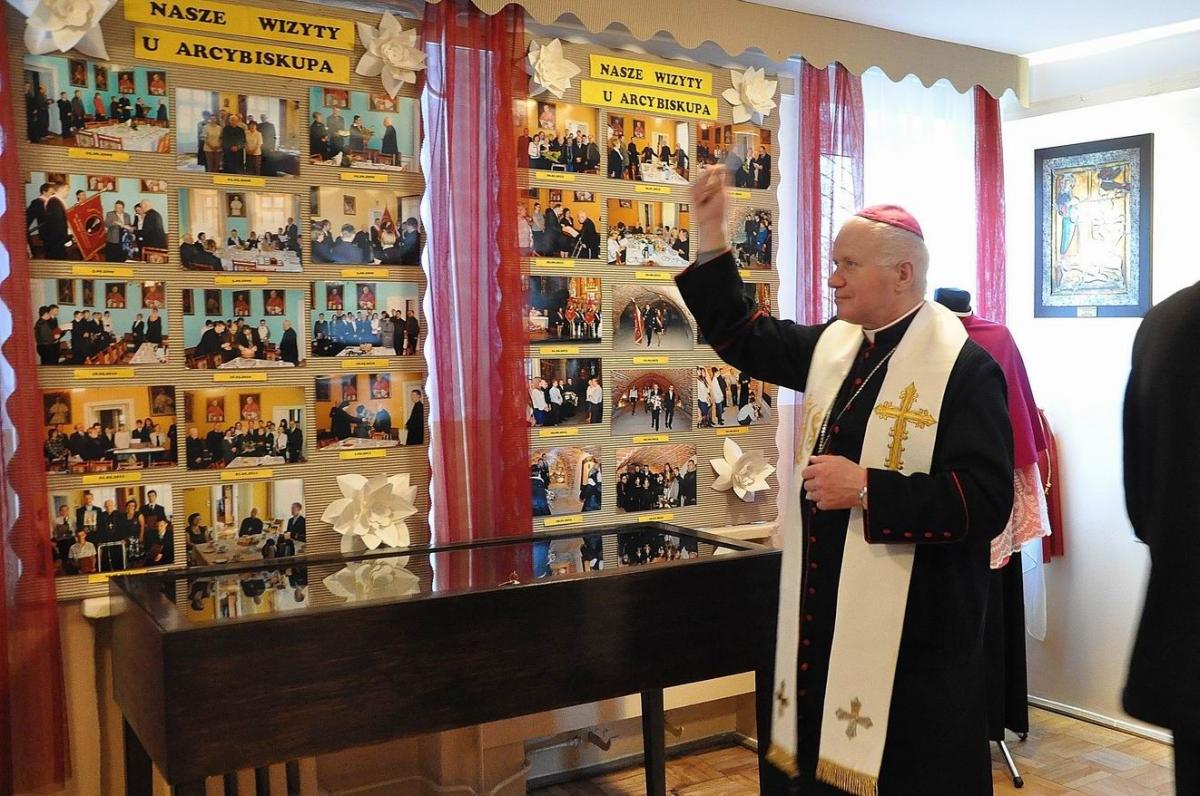 Pierwszym gościem izby pamięci był bp Adam Szal.<br/>fot.Paweł Bugira