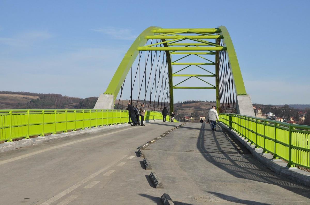 Most ma 120 m długości. Szerokość jezdni wynosi 3,5 m (2,5 m – pas ruchu i 1 m – opaska), szerokość ścieżki rowerowej to 3 m. Łuk ma 110 m rozpiętości i 11 m wysokości. Nośność obiektu wynosi 40 t.<br/>fot.Paweł Bugira