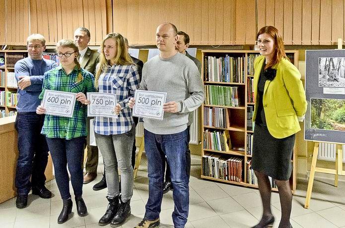 Laureaci konkursu (od lewej): Emilia Sobczak, Justyna Grabas i Maciej Sopel.<br/>fot.Tomasz Mielnik