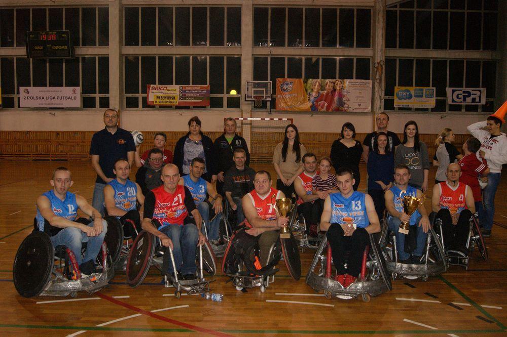 Tomasz Depciuch (w środku, z numerem 13) wraz z kolegami z drużyny Flying Wings.