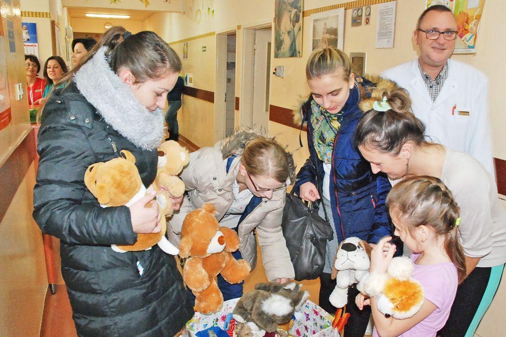 Pluszowe misie będą towarzyszyć dzieciom przebywającym w jarosławskim szpitalu. Na fotografii organizatorki akcji przekazują zabawki ordynatorowi i małym pacjentom.