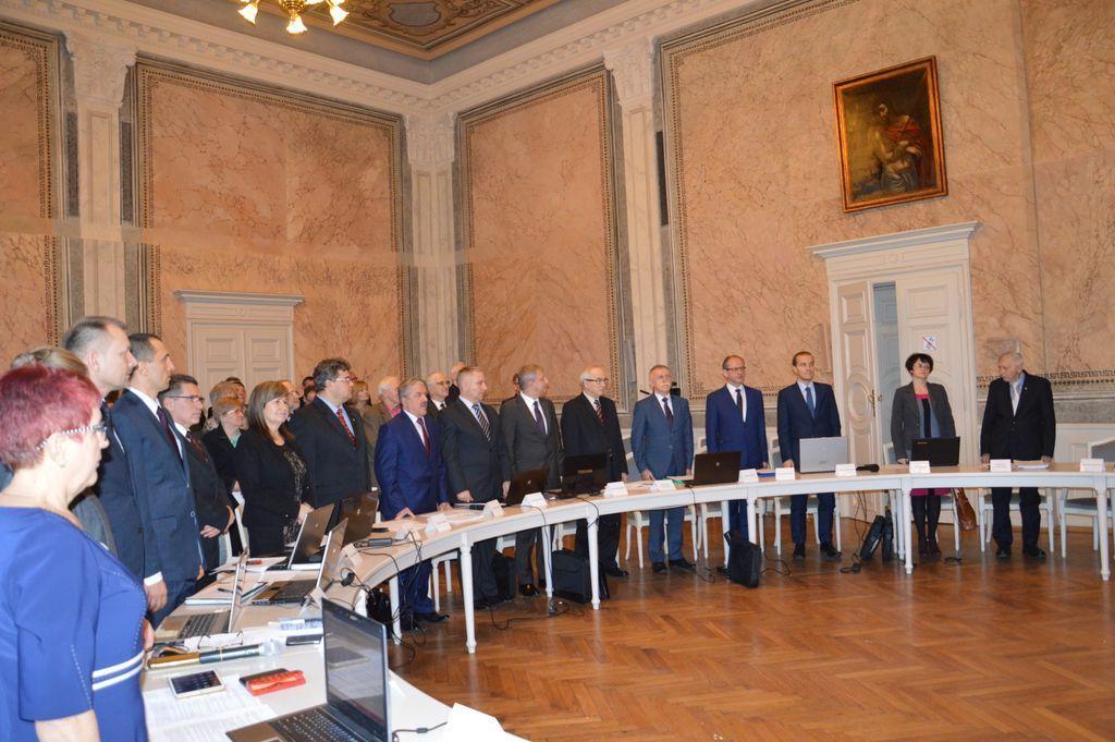 Podczas sesji ślubowanie na radnego złożył Maciej Karasiński (PiS, czwarty z prawej), który zastąpił zmarłego niedawno Władysława Bukowskiego.<br/>fot.Artur Komorowski