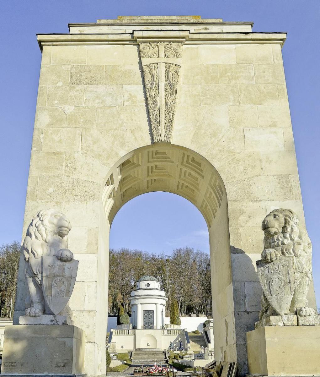 Lwy ponownie strzegą Orląt Lwowskich. Być może kiedyś odzyskają także historyczne tarcze. Na jednej z nich był herb Lwowa i napis „Zawsze wierny”, na drugiej godło Polski oraz inskrypcja „Tobie Polsko”.<br/>fot.zbiory własne
