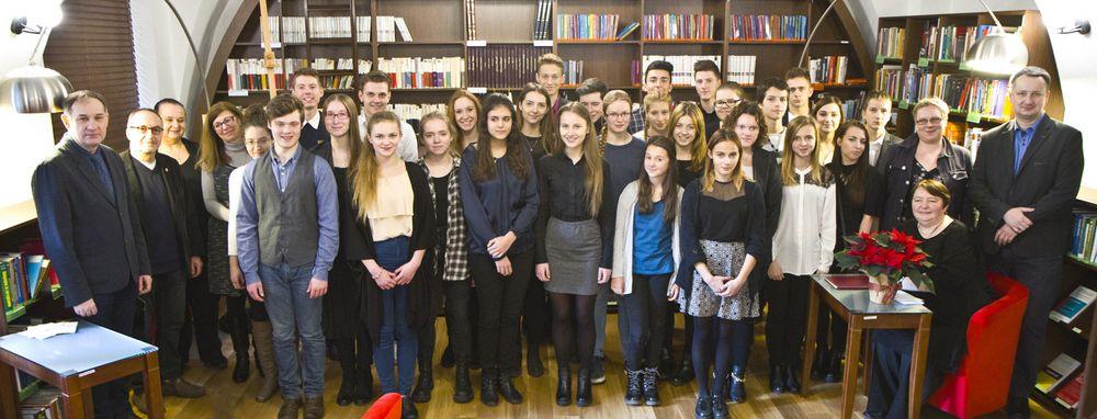 Pamiątkowe zdjęcie uczestników, jurorów i organizatorów XXVIII Turnieju Wierszy Jednego Poety im. Ewy Lis.<br/>fot.Jacek Szwic