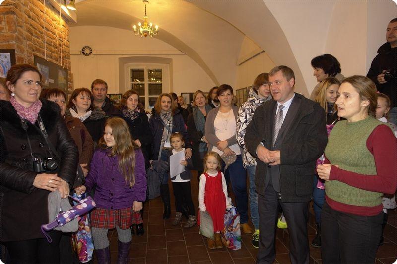Na wystawie pokonkursowej w Galerii „Magnez” pojawiły się tłumy.<br/>fot.UM Przeworsk