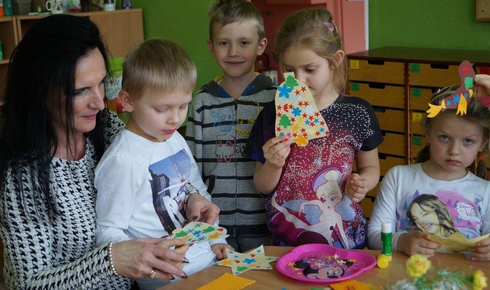 Przedszkolaki z wyprzedzeniem szykują świąteczne ozdoby.<br/>fot.Bogusława Pajda
