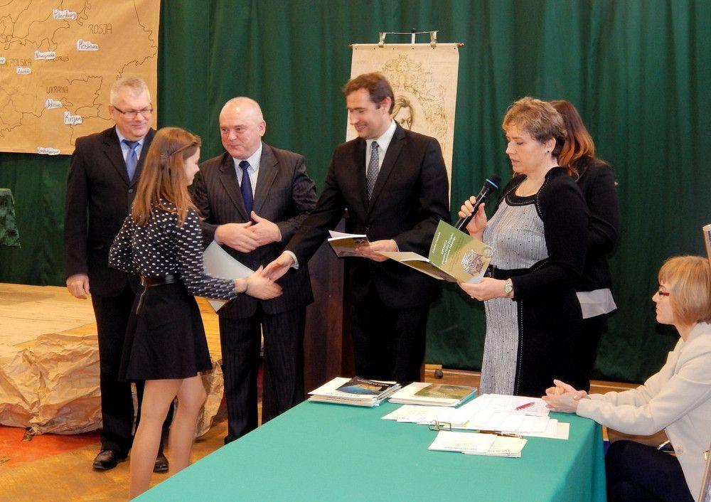 Uroczystość podsumowała inscenizacja powstała w oparciu o utwory Adama Mickiewicza w wykonaniu uczniów ZSOZiR w Radymnie.