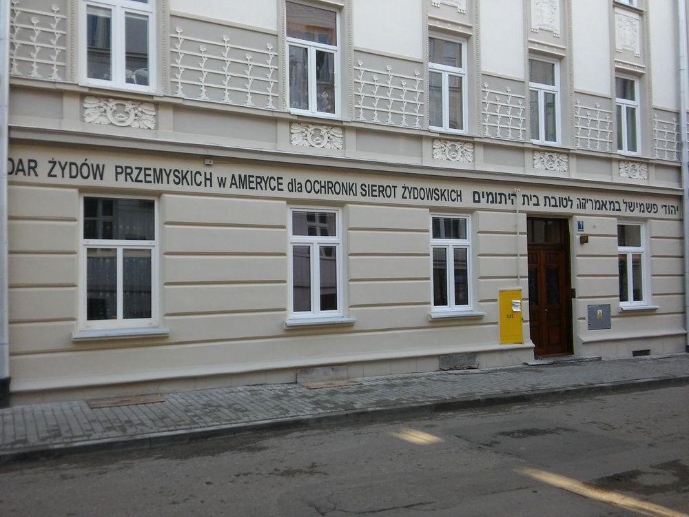 Dzięki staraniom Wspólnoty Mieszkaniowej „Moniuszki 7” na kamienicy przy ulicy Moniuszki 7 widnieje historyczny napis.<br/>fot.Bartosz Wardęga