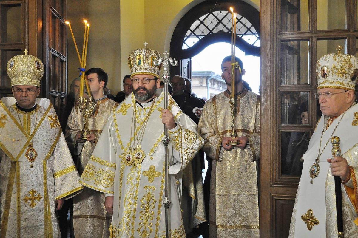 Od lewej: abp Eugeniusz Popowicz, abp Światosław Szewczuk, abp Jan Martyniak w drzwiach soboru archikatedralnego.<br/>fot.Paweł Bugira