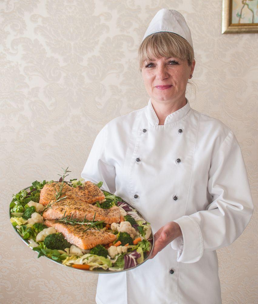 Maria Sroka, szefowa kuchni w Villi Bolestraszyce, prezentuje grillowanego łososia w towarzystwie kolorowych warzyw (przepis poniżej).<br/>fot.Marcin Łabuda