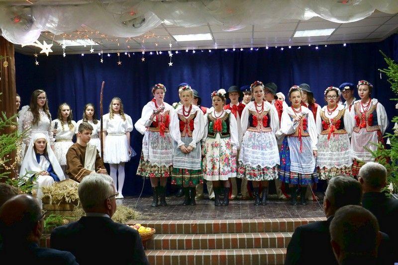 Uczniowie ZSO wprowadzili uczestników aukcji w przedświąteczny nastrój. 