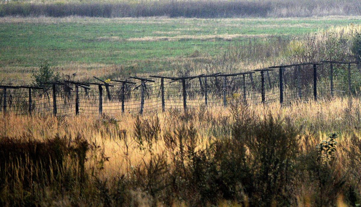 Sistemami ZSRR odgradzał się m.in. od Polski. Jej zerwanie bądź nawet mocniejsze szarpnięcie natychmiast uruchamiało alarm i powiadamiało służby graniczne. Obecnie na polsko-ukraińskiej granicy zachowały się ich resztki sistemy, m.in. pod Przemyślem, w okolicach Malhowic.<br/>fot.zbiory własne