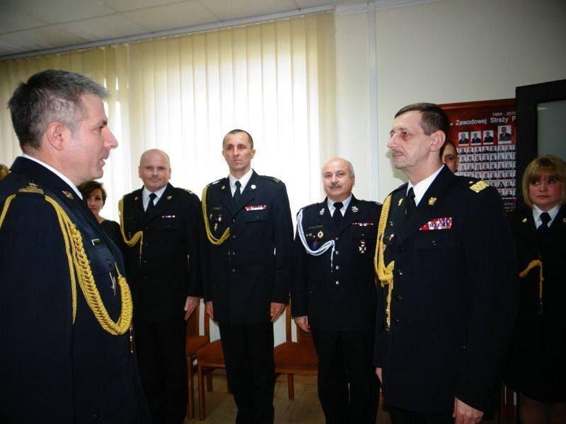 Mianowanie mł. bryg. Daniel Dryniak (czwarty z prawej) odebrał podczas corocznego spotkania opłatkowego strażaków.<br/>fot.Zdzisław Wójcik