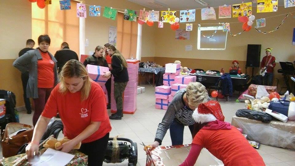 Od 11grudnia br. wolontariusze przygotowywali specjalny magazyn – świetlicę w Prałkowcach.<br/>fot.ze zbiorów własnych