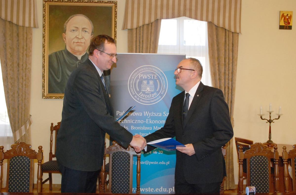 Umowę o współpracy podpisali: Krzysztof Rejman, rektor PWSTE (po lewej) i Bogdan Kaczmar, dyrektor Muzeum Okręgowego w Rzeszowie.<br/>fot.PWSTE w Jarosławiu