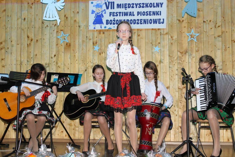 Na scenie wystąpiło około 80 młodych wykonawców z całego powiatu jarosławskiego. 