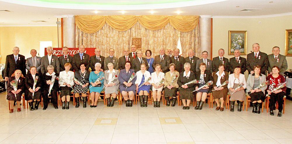 W restauracji „Pałacowa” w Narolu swój jubileusz świętowało 17 par małżeńskich z terenu gminy.