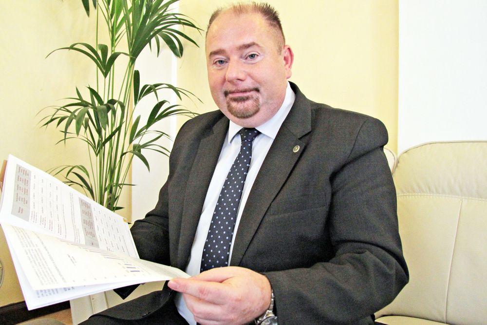 Burmistrz Waldemar Paluch ostro skrytykował ripostę skierowaną przeciwko „Bilansowi otwarcia” i obwinił radnych za zły stan miasta.<br/>fot.Roman Kijanka