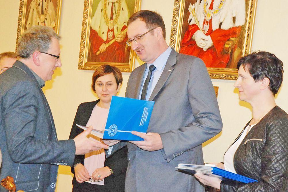 Starosta jarosławski Tadeusz Chrzan odbiera nominację do Rady Biznesu z rąk rektora PWSTE Krzysztofa Rejmana. Przekonamy się, czy wspólnie będą potrafili „rozruszać” miejscową przedsiębiorczość.