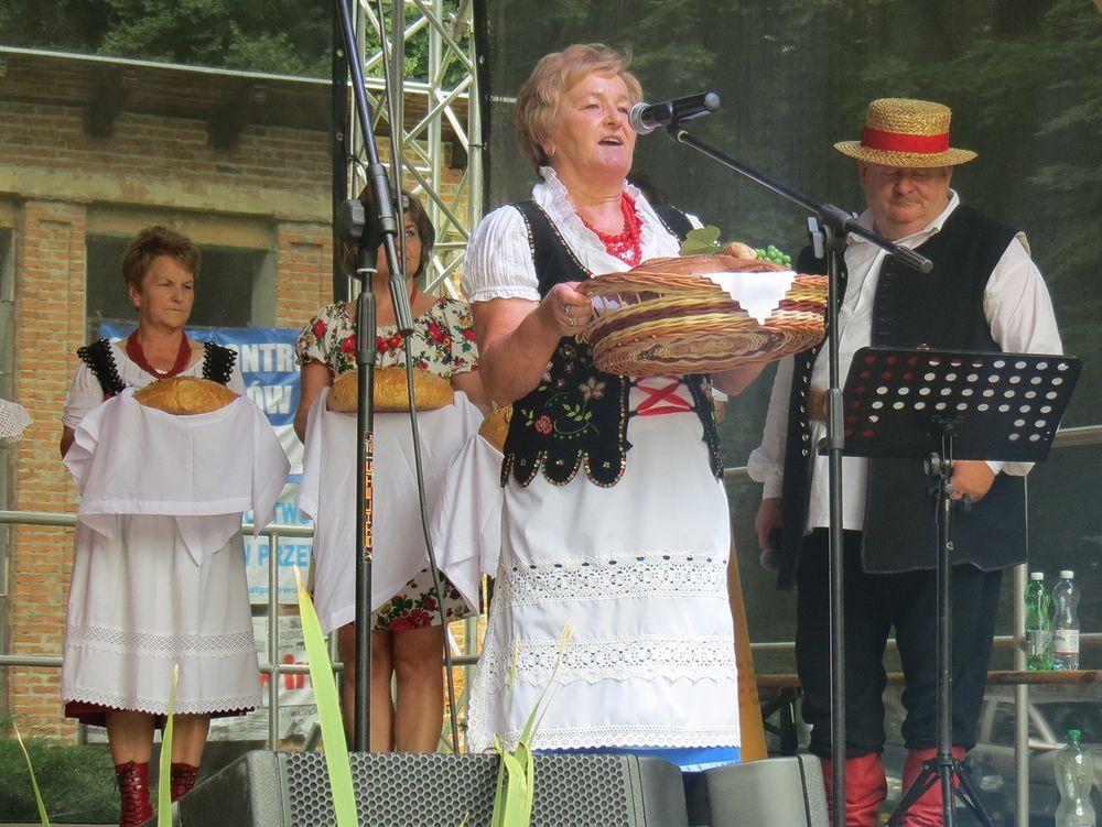 Zofia Kalamarz jako przewodnicząca Rady Powiatowej KGW zajmuje się m.in. organizacją dorocznych wydarzeń kulturalnych. Na zdjęciu podczas Powiatowego Święta Chleba w Przeworsku.<br/>fot.Barbara Chmura
