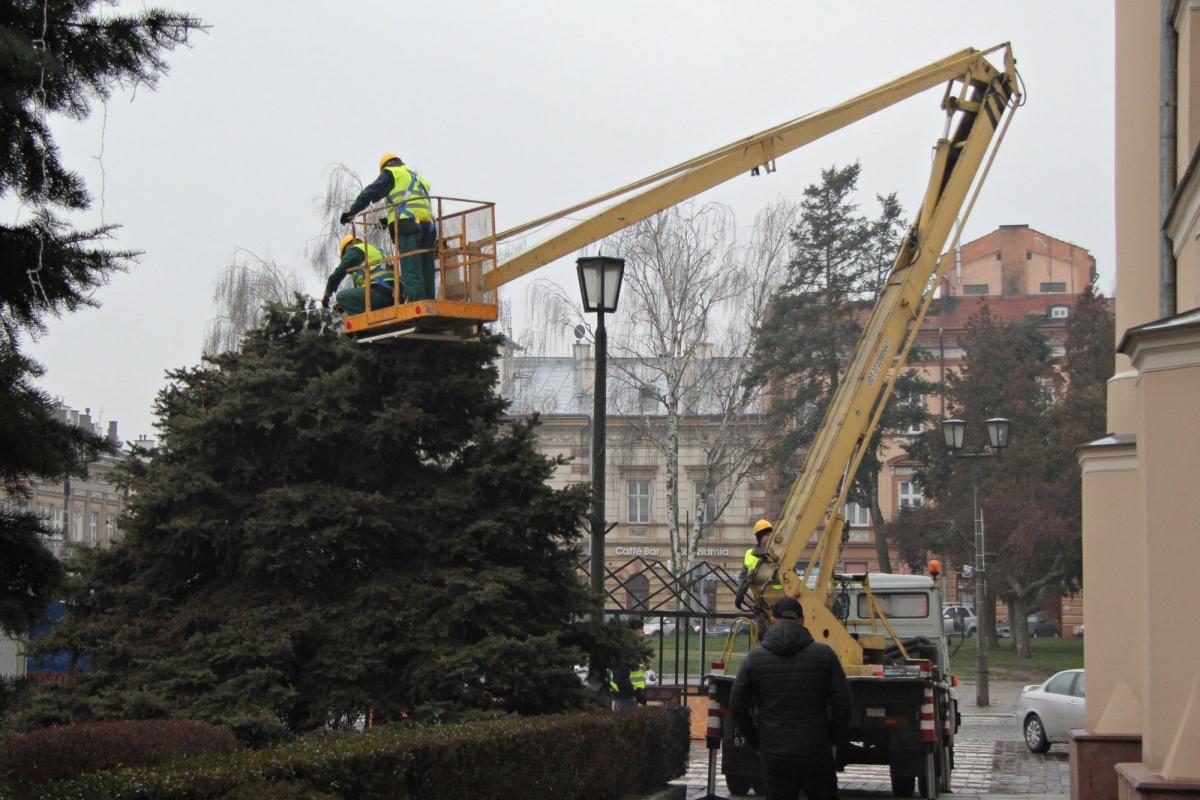 Świąteczne lampki montowano w ubiegłym tygodniu. <br/>fot.Roman Kijanka