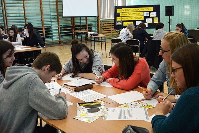 Lubaczowska młodzież podczas akcji pisania listów.<br/>fot.UM Lubaczów