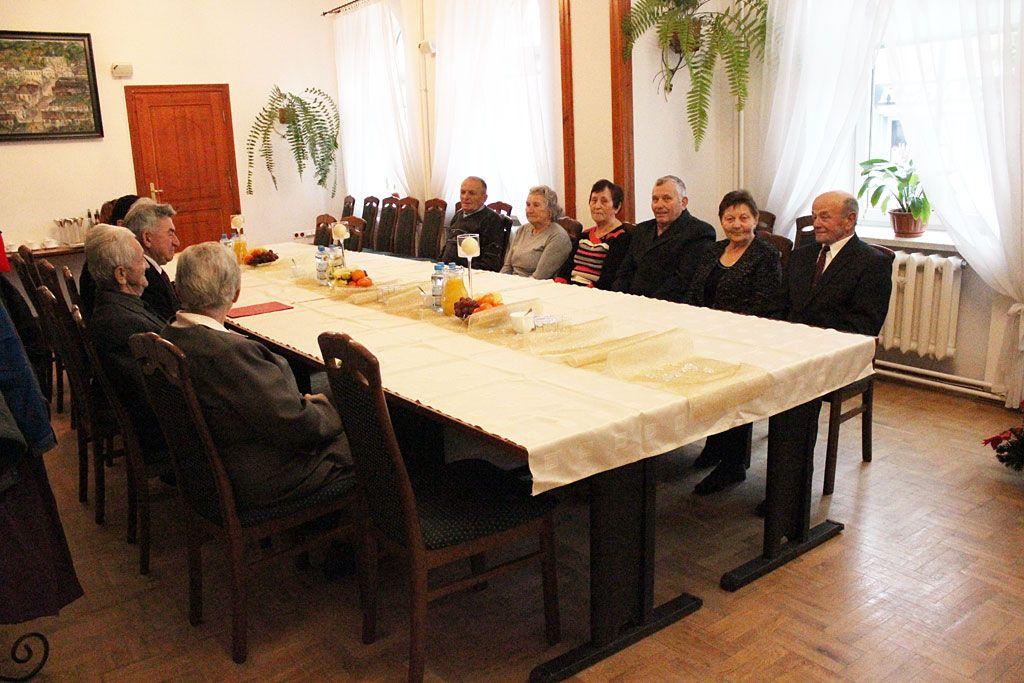 Szacowni jubilaci podczas spotkania w sali narad Urzędu Miasta w Pruchniku.<br/>fot.UM Pruchnik