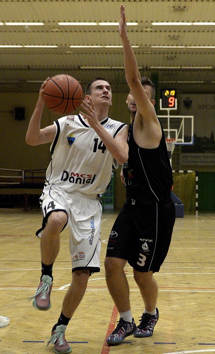 Wiktor Majka (z piłką) zagrał w Bielsku Podlaskim tylko dwie i pół minuty, nie zdobywając punktu.<br/>fot.zbiory własne